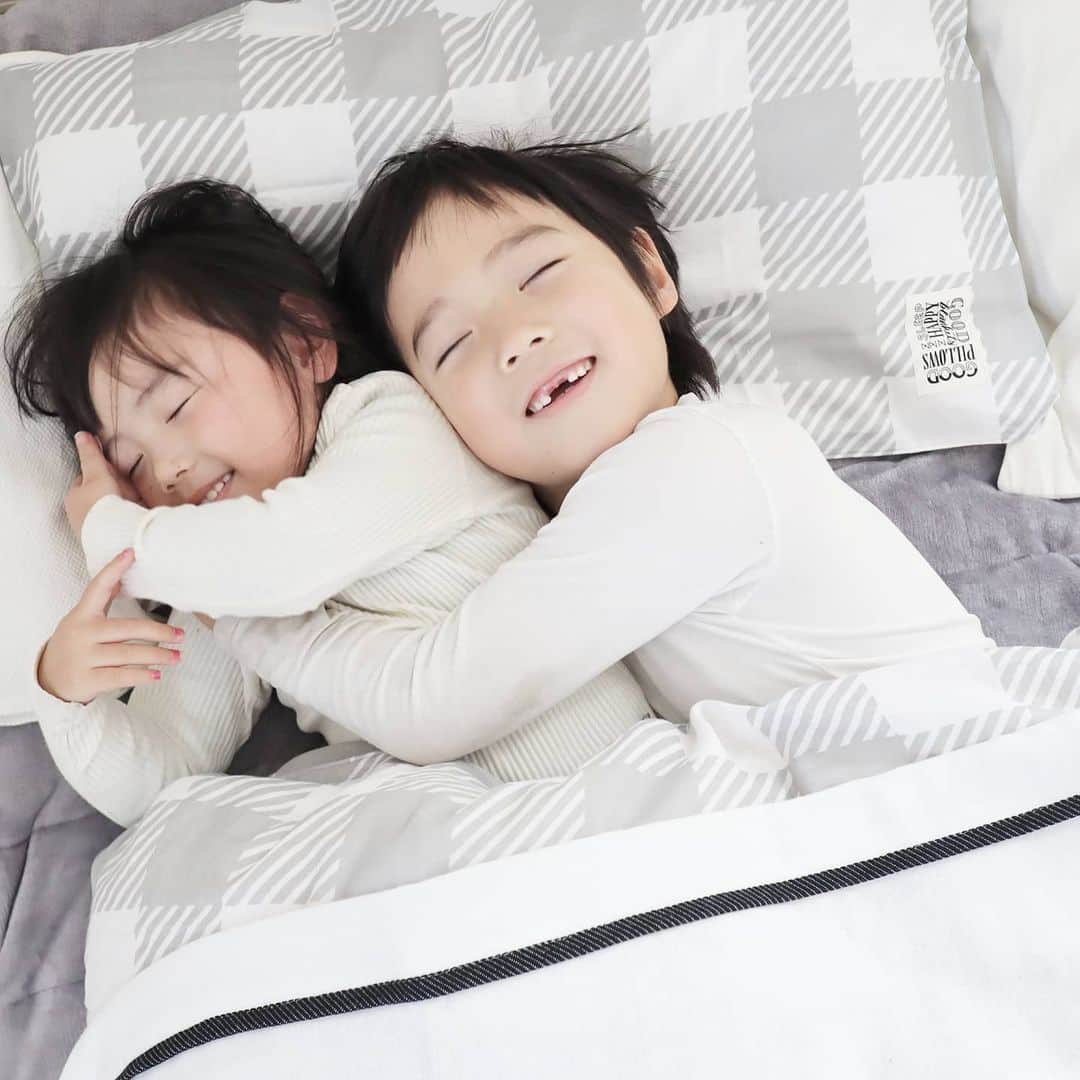 Eri Satoさんのインスタグラム写真 - (Eri SatoInstagram)「おねむの息子でこんばんは👦 · 気付いたらもうあと少しで今年も終わっちゃうね😲💦 新年に向けて、寝具も新しく☺ · インテリアセンスが似てる💛、 @asuroom さんがおすすめして気になっていた、 MOTHERS編集部 編集長 小脇美里さんプロデュースの 老舗寝具メーカー「西川」の ”やわらかベッドリネンシリーズ”です @nishikawa_yawarakaket · MOTHERS編集部( @mothers.official ) のタイアップ企画でお試しさせてもらいました✨ · モノトーンインテリアに馴染むオシャレなデザインは、探すと意外とないんですよねー！！ · ★ふんわりガーゼ枕カバー／チェック ★ふんわりガーゼ掛け布団カバー／チェック ★やわらかガーゼケット／ロゴデザイン ★あったか敷きパッド／グレー を使っています！ · チェック柄カバーは息子の布団用。 来年からは1人で寝られるように。笑 あったか敷きパッドは息子のオススメ！ふわふわで暖かいよ😍 ガーゼケットはデザインと肌触りが完全に私の好み！！！ · いま、YouTubeでMOTHERS編集部から【快眠セミナー】が配信されているんだけど、忙しいママだからこそ睡眠って大事だなとつくづく思いました😢 · 眠りを研究し続けて４５４年！！の「西川」ならではの睡眠のプロ”スリープマスター”の方が教えてくれる、よりよく眠るコツも公開されてるよ😲✨ · #西川やわらかベッドリネン #小脇美里コラボベッドリネン #やわらかケット #西川布団#MOTHERS編集部タイアップ企画 #ママと子どもの眠りを考える #快眠講座#子どものいる暮らし#シンプルライフ#おうち時間#暮らしを楽しむ#シンプルライフ#ベッドルーム#睡眠#ブランケット#布団#毛布#寝具#枕カバー#布団カバー#ガーゼケット#敷きパッド」12月22日 17時13分 - satoeri626