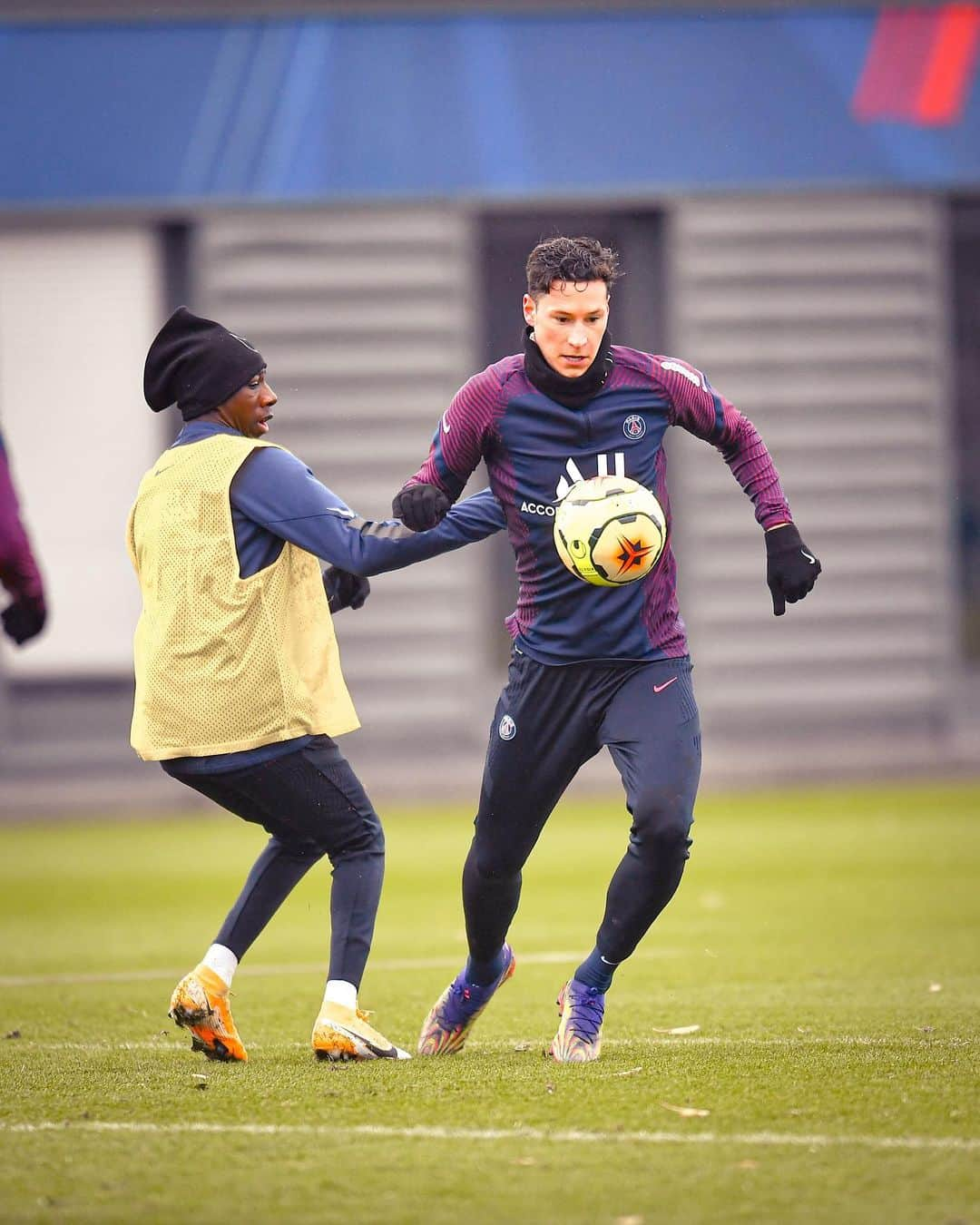 ユリアン・ドラクスラーさんのインスタグラム写真 - (ユリアン・ドラクスラーInstagram)「Par tous les temps 🌧⚽️ // Bei jedem Wetter 🌧⚽️ // In any weather 🌧⚽️ • • • #icicestparis #allezpsg #psg #paris #paname #jdx」12月22日 17時13分 - draxlerofficial