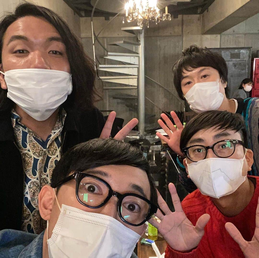 のインスタグラム：「見取り図と！﻿ ﻿ ﻿ グッバイサンデー♪ほらきたマンデー♪休憩チューズデー♪﻿ ﻿ のはずが、﻿ ﻿ 火曜の今日、休憩どころか忙しい…。﻿ ﻿ ありがたい…。﻿ ﻿ 見取り図の二人とは決勝以降の大阪での仕事でずっと一緒。﻿ ﻿ 会うだけでホッとする様になってきた。﻿ ﻿ 盛山君は今回、M-1で漫才だけに集中してもらうべく、胸毛を剃ったらしいよ。﻿ ﻿ あれ？剃ったんだったっけ？﻿ ﻿ 全部ライターで焼き切ったんだっけ？﻿ ﻿ 盛山君なら、後者もあるよね…。﻿ ﻿ #M1グランプリ﻿ #見取り図﻿ #おいでやすこが﻿ #おいでやす小田﻿ #こがけん」