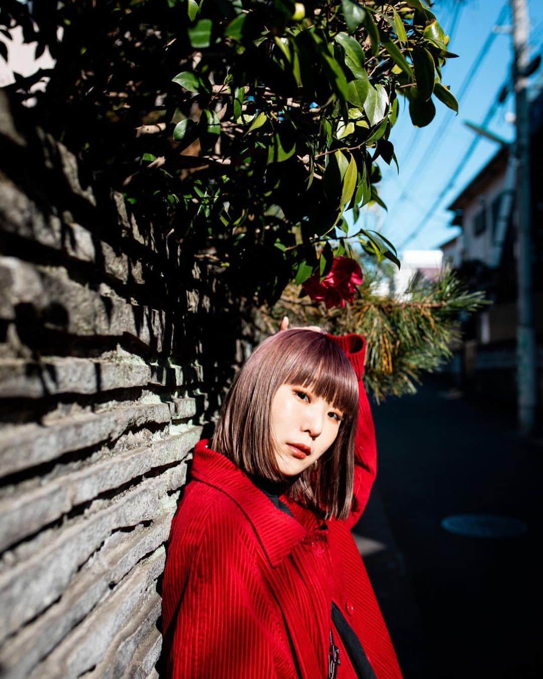 おかもとえみのインスタグラム：「今年出会って仲良くなったしんたろうくんと、赤を探す旅🚶‍♂️💃 笑顔が素敵なしんたろうくん(ストーリーをみた友達から、知り合いじゃないけど癒された、と話題に)が撮る写真は暖かくて優しい👼ポトフみたいな！ヘルシーでジューシー🥗🫕やさしい気持ちになれる😆 たくさん撮ってもらったのであげていくからみなさんも暖かさを感じてくだされば幸いです🧑🏻‍🎄 photo by(@nakamuran0901 )  #赤　#散歩写真」