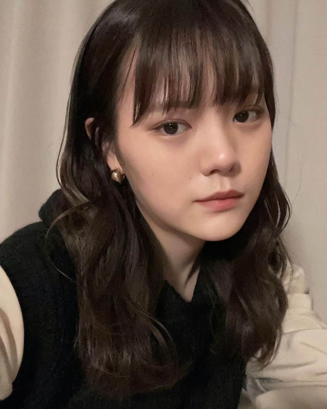 のインスタグラム：「みなさーんフリープラスのアカウントチェックしてくれてます~？編集長として頑張っちゃってますよ☺️ 本格的に乾燥気になる季節… しっかり保湿できてますか？  2枚目はお気に入りの泡洗顔！めっちゃきめ細かいの伝わるかな~、まだまだ投稿続くので是非チェックしてください🤍  本日20時よりフリープラスのアカウントでライブ配信もありまーす！アーカイブ残らないのでお見逃しなくっ #フリープラス #freeplus #pr @freeplus_jp」