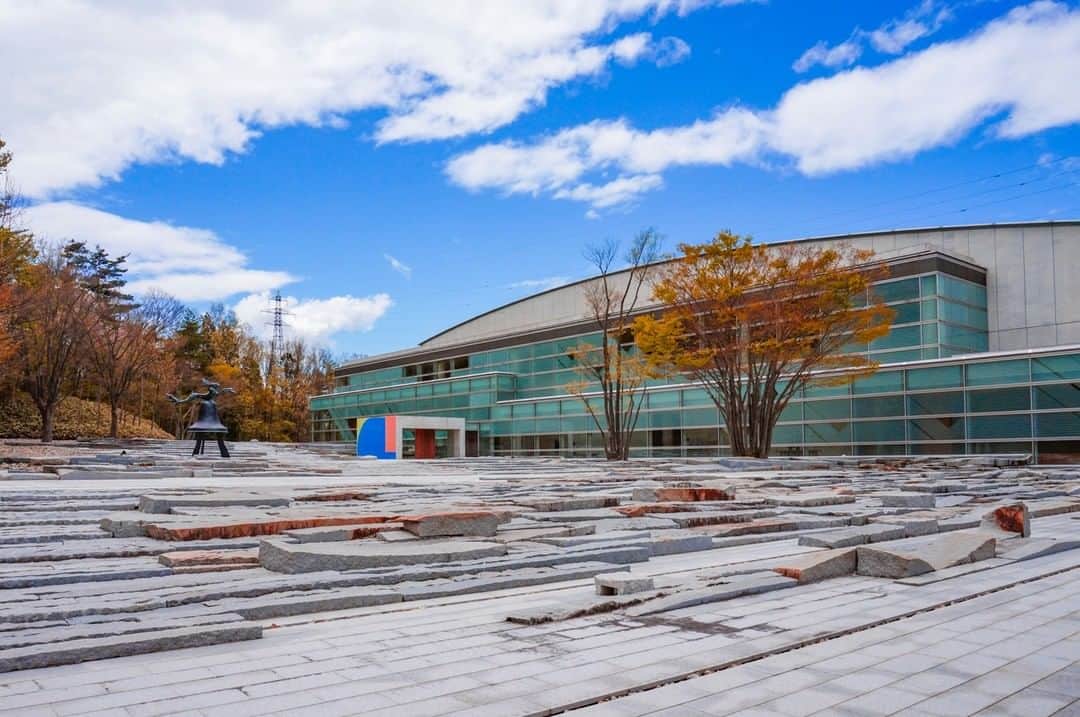のインスタグラム：「【郡山市立美術館】  郡山市街や安達太良山を一望できる静かな丘陵地にあり、建物はBCS建築賞や公共建築百選にも選ばれました。周囲の景観も美しく、市民の安らぎの場所となっています。2021年3月7日まで「みんなのミュシャ」展が開催されています。  #みんなのミュシャ #郡山市立美術館 #郡山市 #県中地方 #福島県 #koriyamacity #fukushima #traveljapan #futurefromfukushima #ふくしまからはじめよう #新しい生活様式からはじめよう」
