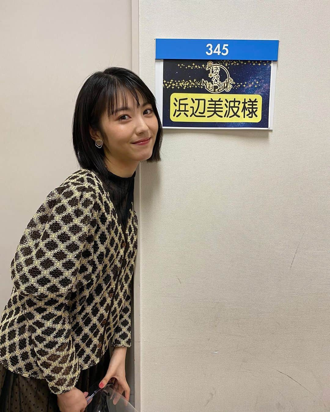 浜辺美波さんのインスタグラム写真 - (浜辺美波Instagram)「#浜辺美波 公式Twitterより  本日19時~放送の 『沸騰ワード10』 23時40分~放送の 『ネタパレ』に出演させていただいております🍇 そして本日は『約束のネバーランド』公開初日です。またあとで写真が出揃いましたらツイートします🍇」12月22日 17時18分 - minami_829_gram