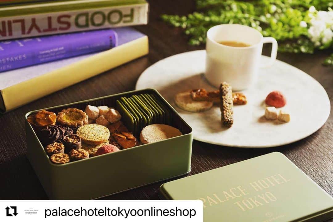 のインスタグラム：「#Repost @palacehoteltokyoonlineshop  ・・・ 〜プティフールセック缶についてのお知らせ〜  大変ご好評をいただき、現在製造が追いつかず、2021年1月11日(月祝)まで販売を中止させていただき、2021年1月12日(火)より、1日50缶の限定販売とさせていただきます。  職人が手作業にて丁寧に丹精込めて作り上げている商品のため、お届けまでにお時間をいただきますことをご了承いただけますと幸甚です。  尚、当面の間、店頭販売はいたしておりませんので重ねてご了承いただきますようお願い申し上げます。  #プティフールセック缶」