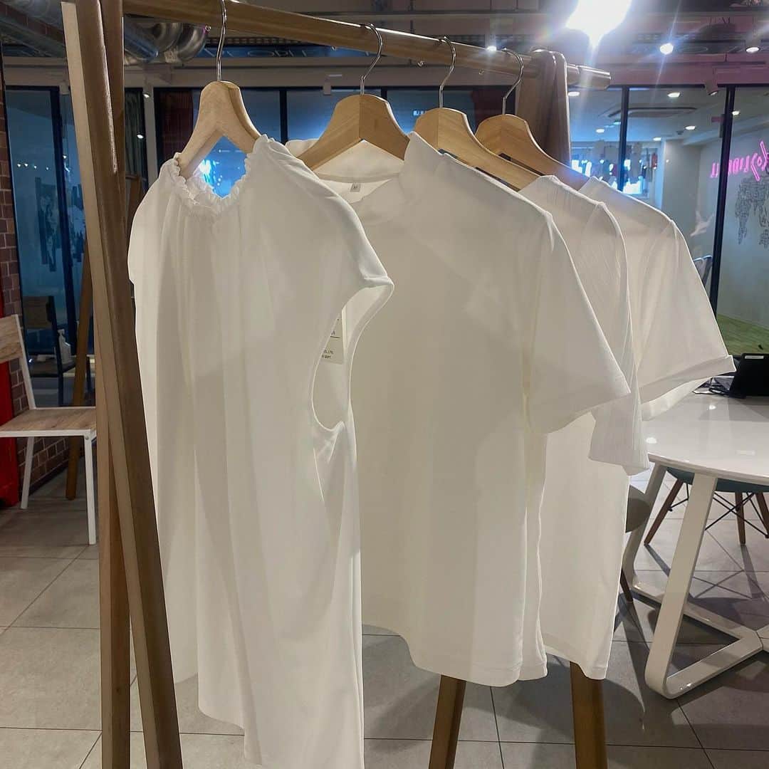 shieさんのインスタグラム写真 - (shieInstagram)「@orihica_official  の #働くママの理想の一着製作プロジェクト  の第2回MTGに参加しました♥️  前回ストーリーで、ワーママにどんな服があったら理想か聞いた意見を参考に、 ︎︎︎︎☑︎白でも汚れにくい ︎︎︎︎☑︎動きやすい ︎︎︎︎☑︎シワになりにくい を取り入れた１着を作っています💓 これはサンプルね←  一緒に参加したママたちとも、さすが働くママたち←という感じでどんどん同じ意見がまとまりました🥰  小さいお子ちゃまがいてもこれならピッタリ😂✨というような、生地感とデザインです💓  完成は春頃なのでまたお伝えします🥰✨  デニム合わせのセミフォーマルにも合う💕💕  #オリヒカ#orihika#働くママ#ワーママ#ワーママコーデ#pr #ジャケットコーデ#セミフォーマル#デニムコーデ  #お洒落さんと繋がりたい#着回しコーデ#プチプラファッション#シンプルコーデ#カジュアル#大人カジュアル#ママファッション#オシャレ好き#冬コーデ#高身長コーデ#冬ファッション」12月22日 17時19分 - shiiii0125