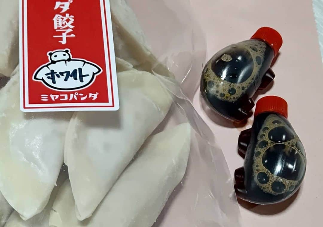 松浦麻里奈さんのインスタグラム写真 - (松浦麻里奈Instagram)「「京都宇治土産.com」で、#お取り寄せ ✨ にんにくの香りが、食欲をそそる人気の特製餃子 『餃子専門店 ミヤコパンダ』！！ ＠kyoto_uji_omiyage  他にも、種類あって、青じそ、チーズ、レモンとか 色々あったけど、まずは王道のホワイト餃子を😌🌼  ◆作りたてをすぐに急速冷凍してるので、鮮度は抜群。 一度冷凍することで、次に焼いたときに 野菜のエキスが生のままよりも多くあふれ出て ジューシーな食感を楽しめるとのこと✨  とっても、簡単に焼けた！！ にんにくも細かく刻んであって、次の日 匂いが残りにくかった🤗👍  京都・宇治の商品をオンライン販売しております。 宇治抹茶スイーツや和菓子、京雑貨など、 京都・宇治の沢山の商品をオンラインで購入できるよ😋✨ URL→https://ujimiyage.com/  #宇治#お取り寄せグルメ#京都#お取り寄せスイーツ #pr#dinner#foodstagram #餃子#ホワイト餃子#お取り寄せ餃子 #ミヤコパンダ#餃子専門店 #宇治抹茶 #京都グルメ#作りたて #美味しい#ご飯#料理#料理好きな人と繋がりたい #料理記録 #グルメスタグラム #グルメ好きな人と繋がりたい」12月22日 17時20分 - ay114.831m