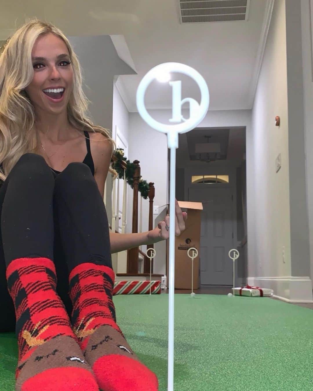 Elise Lobbのインスタグラム：「🎄💚GI V E A W A Y💚🎄 Day 9 of 10 !!   •• I’m teaming up with @birdieballgolf to give away a 4’ x 14’ deluxe package putting green to one lucky winner ••⁣⁣ ⁣⁣ How to enter:⁣⁣ ⁣⁣ 1) FOLLOW @birdieballgolf  2) FOLLOW @eliselobb ⁣⁣(me) 🤪 3) LIKE this post⁣⁣ 4) TAG a friend in the comments. 1 tagged friend = 1 entry. UNLIMITED entries.⁣⁣ 5) SHARE to your story for TEN bonus entries!! 🥳   W I N N E R @djohns_85  🥳  #golf #giveaway #merrychristmas #golfgiveaway」