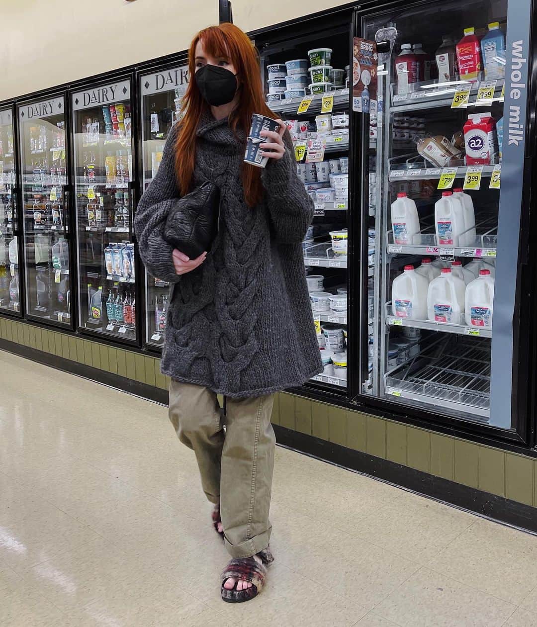 ジェーン・アルドリッジのインスタグラム：「Real time footage of me grabbing cottage cheese for a casserole I’m making from the Moosewood cookbook. Are you #influenced yet?? 😭😂 this year is weird. Sweater is @ivan_grundahl, pants are RRL, and mohair sandals are @oldceline」