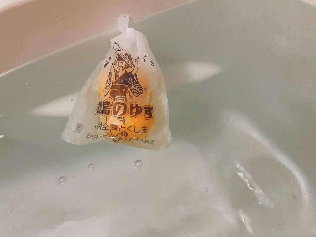 ジュジュのインスタグラム：「昨日のお風呂🛀 . 柚子入れてハシャギ過ぎて絞られ過ぎて、ヌルヌル気味になったお風呂ww . . #冬至 #⛄️」