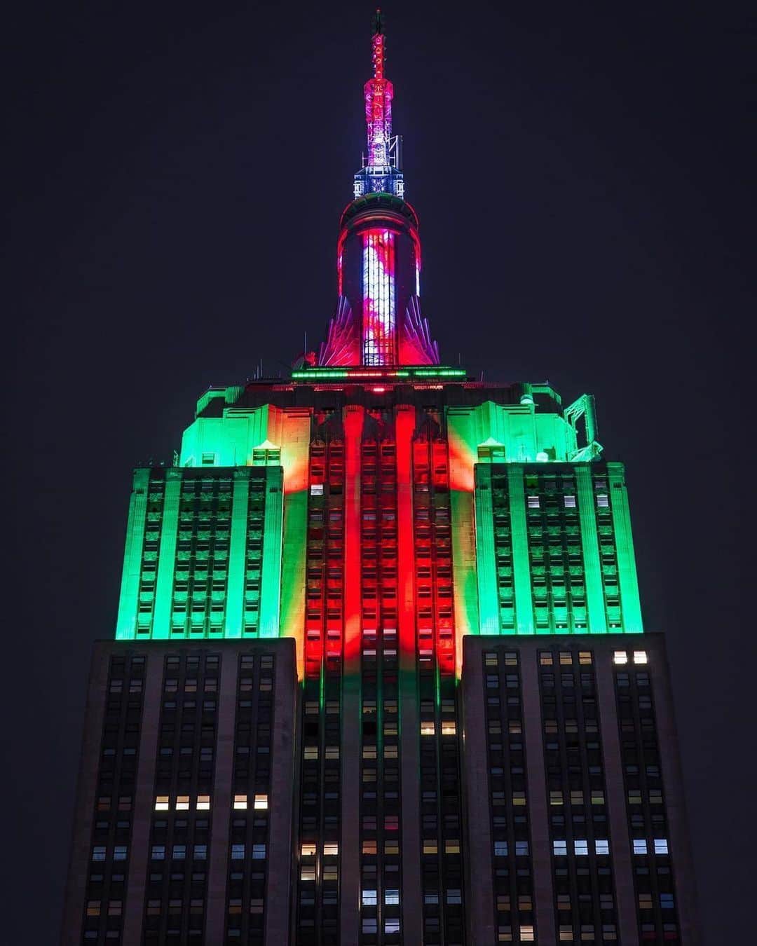 Empire State Buildingさんのインスタグラム写真 - (Empire State BuildingInstagram)「May this Christmas moment last for years 🎶  ⠀⠀⠀⠀⠀⠀⠀⠀⠀  Look up at 8PM EST tonight thru 12/25 to catch our music-to-light show synced to @CarrieUnderwood & @JohnLegend’s #Hallelujah on @z100newyork & @1067litefm! 🎄  ⠀⠀⠀⠀⠀⠀⠀⠀⠀  Not local? Swipe left or tap our bio link to watch the show now! ☃️  ⠀⠀⠀⠀⠀⠀⠀⠀⠀  📷: @kbatl #EmpireStateBuilding」12月22日 8時39分 - empirestatebldg