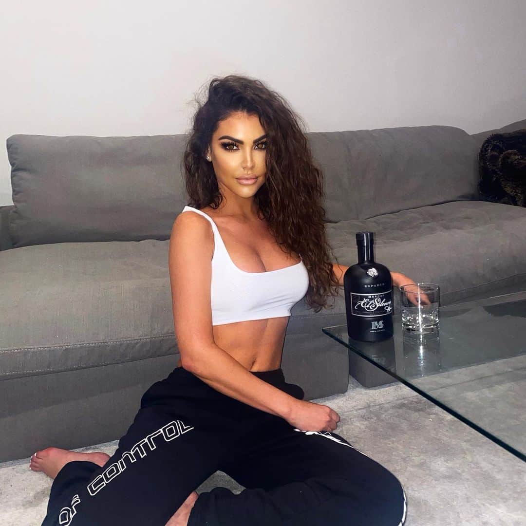 のインスタグラム：「Just me, myself and @elsilencio  #MezcalMondays #elsilencio #runwayinfluence」