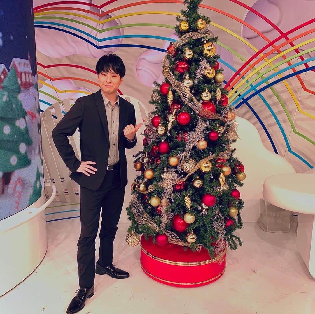 のインスタグラム：「今年の火曜日のZIPは今日で最後でした！ 素敵なツリー🎄と！📸🙏✨ 毎年、色々な装飾や番組を作っているスタッフの皆さんに感謝🙏🙏✨🎄 24日は三代目 J Soul Brothersのオンライン見てね✨🎄✨ 素敵なクリスマスをお届けします！🎁🎄🎁🎄✨」