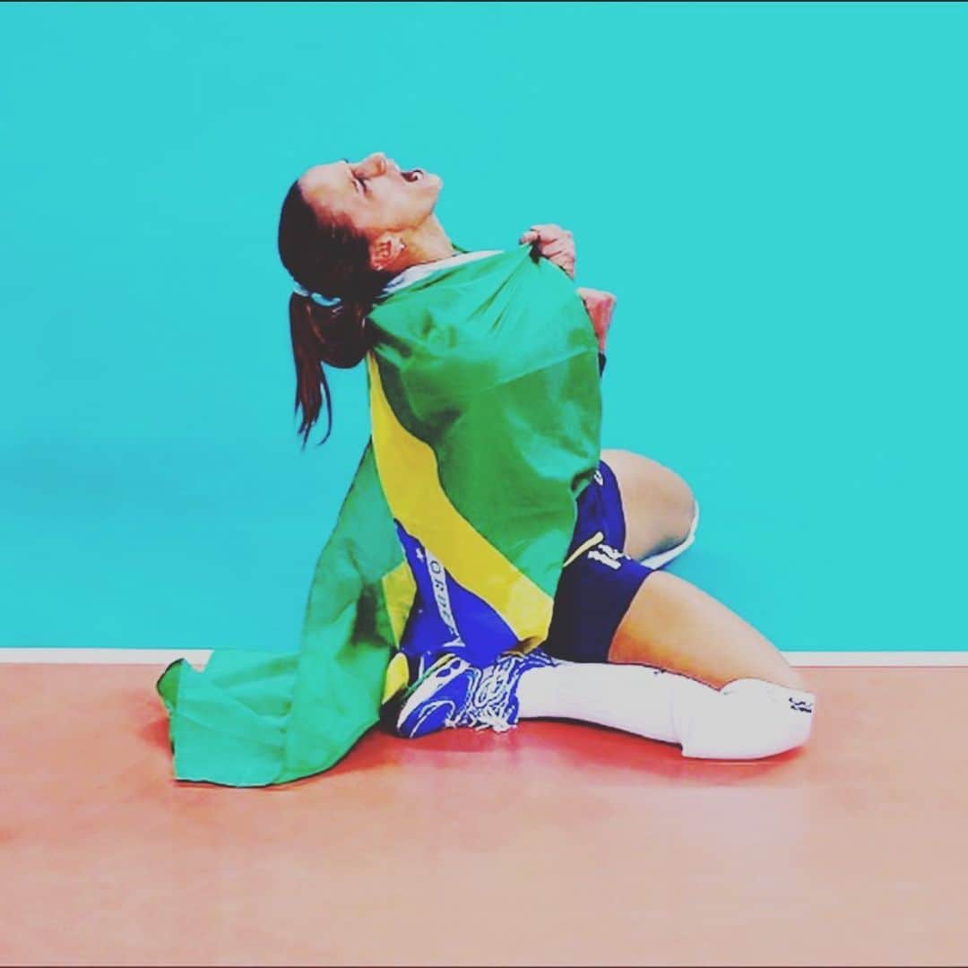 ファビアナ・オリベイラのインスタグラム：「Dia do atleta! Essa foto representa todo orgulho que sinto por ter vivido 20 anos dentro das quadras! Fiz amigos, conheci meus ídolos e joguei com mts deles, tive o privilégio de vestir a camisa do meu país, de viver um dos momentos mais sublimes que é ouvir nosso hino nos jogos olímpicos, derrotas doídas e vitórias inesquecíveis! Gratidão hoje e sempre!」