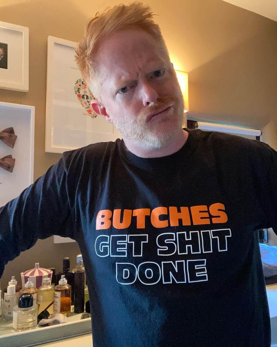 ジェシー・タイラー・ファーガソンのインスタグラム：「Nothing we don’t already know here...but I am proud to wear this in support of my friend @realleadelaria’s #lesbianbarproject.」