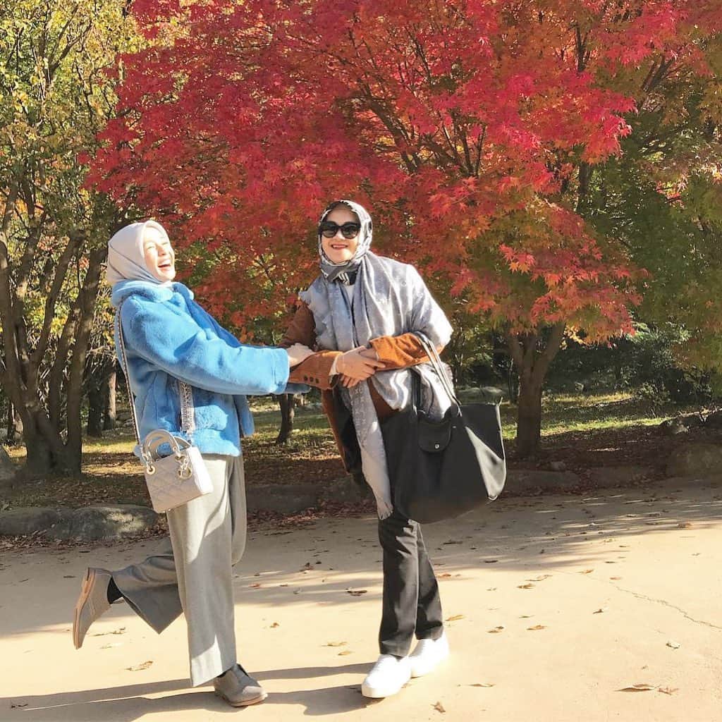 ラウディアシンシアベラのインスタグラム：「Bismillah🤍 . . Mama selalu jadi support system pertama dalam setiap langkahku. #masyaallahtabarakallah  Dann Salah satunya saat awal aku kepikiran mau bikin L Beauty, langsung excited cerita ke Mama dan bahkan Mama  ikut nemenin  ke Korea dalam proses produksi cushionnya. Nggak sabar deh pengen traveling lagi sama Mama. Semoga keadaan segera membaik ya✨  Ada di sini yang suka traveling juga sama Ibunya? Kamu bisa banget upload foto kalian saat traveling bareng buat ikutan #LBeautyGiveaway dan dapatkan 2 free L Beauty UV Perfecting Cushion buat kamu dan ibu kamu. Geser gambar di atas untuk syarat dan ketentuannya. Yuk buruan ikutan, Beauty! Batasnya hanya sampai tanggal 25 Desember ini lho.」