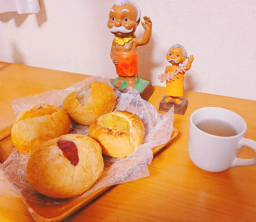 武田しのぶのインスタグラム：「☕  朝食は大人のジャムパン✨ 外はサクサクパリパリ（生地はフランスパンです）中はふんわりで、間に果実感たっぷりのジャムがたーっぷり入ってて美味しい😸💕国産のフルーツをカットから皮むきまで全て手作業で丁寧に作られたのジャムです💐 私服の一時✨✨ 銀座にある、大人のジャムパン専門店　月と花　の通信販売お取り寄せです☆　  私は、 シャインマスカット 黄金桃 究極のラズベリー 温州みかんと柚子 を注文しました♫！  公式インスタグラム @ginza_tsukitohana  ↑こちらのプロフィールに通信販売のリンクがあります☆ 念の為URLも載せておきますね✨ https://tsukitohana.official.ec #大人のジャムパン #銀座月と花 #ジャムパン #お取り寄せパン #おすすめパン #食べ比べセット #pr#プレゼント#パン#朝食#自分の心に素直に生きる#クリスマス#暮らしを楽しむ#breakfast #メネフネ」