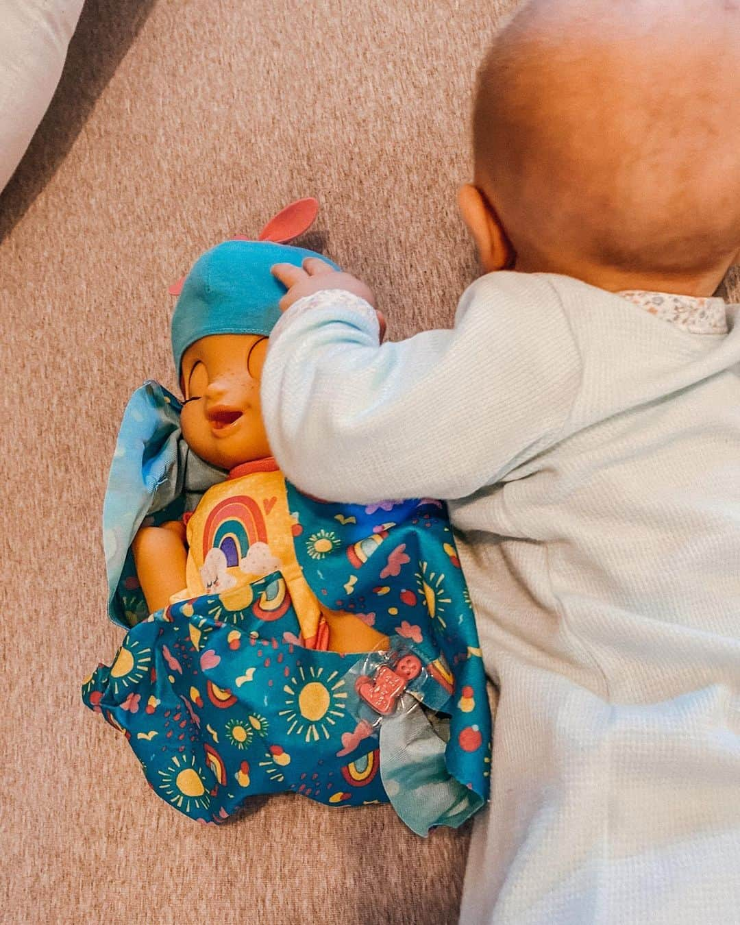 China Suarezさんのインスタグラム写真 - (China SuarezInstagram)「Amancio y su nueva amiga. 😂 . .  QUIERO REGALARLES UNA MUÑECA DE ESTAS.  Seguí a @hasbroenargentina y dale me gusta a esta publicación; el 23 a la tarde te aviso por una Storie quién ganó! La muñeca se transforma de recién nacida a niña grande, crece 10 cm  y tiene 75 sonidos! #Hasbro #juegos #BabyAlive」12月22日 8時57分 - sangrejaponesa