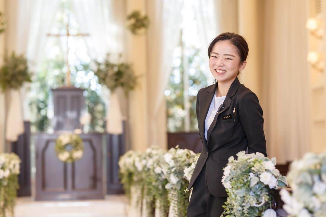 東京ウェディングカレッジのインスタグラム：「. アクアガーデン迎賓館でプランナーとして活躍している 卒業生の市場さん(2019年3月卒)  ‪「人と関わる事が大好き！」と話してくれた彼女に、 現場実習や今後の目標について インタビューしてきました🗣  フル動画はYouTube 『東京ウェディングホテル専門学校』で検索 ✔︎  さらに詳しくは2021年1月末完成予定 新学校パンフレットに掲載予定なので完成をお楽しみに💐 . . . . . 資料請求やオープンキャンパス申込みは TOP画面のURLからご覧頂けます💁‍♀️ @weddingcollege . . . . #東京ウェディングホテル専門学校 #TWH #ウェディングプランナー科［3年制］ #ウェディング科 ［2年制］ #ウェディングプランナー 専攻  #ドレススタイリスト 専攻 #ブライダルフラワー 専攻  #ブライダルフォト 専攻 #ウェディング専門学校 #ブライダル専門学校  #ウェディング専門学校twh #ブライダル専門学校twh #jk3 #jk2 #jk1 #ljk #sjk #fjk  #高3 #高2 #高1」