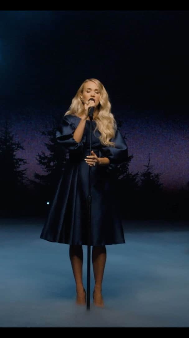 キャリー・アンダーウッドのインスタグラム：「Tonight the “Christmas Star” will shine brightly in the sky like the one that appeared that special night and lit the way to the manger. I’m thankful for the blessings brought to us on that holy night and honored to continue sharing this message. #MyGift 🎁✨」