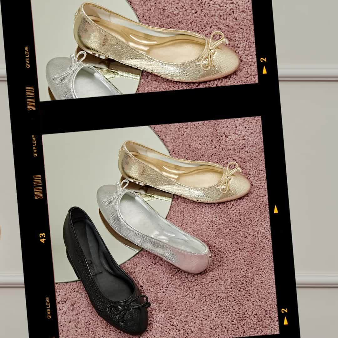 Santa Lollaのインスタグラム：「Ainda tem amiga sem presente na sua lista? Então aproveita para escolher a cor que mais combina com ela e garantir uma sapatilha com direito a saquinho da mesma textura. [ R$129,90 cada ] #santalollaverao21 #letsparty #shiny #balletflats」