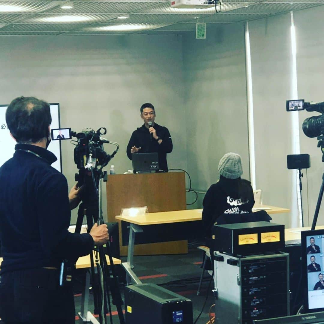 吉田輝幸さんのインスタグラム写真 - (吉田輝幸Instagram)「おはようございます。  昨日はN高校のアスリートクラスの特別講座に登壇させていただきました。  世界を目指す高校生に刺激ある講義を！！！ 頑張りましたがどうでしたかね？？  トレーニングって、そんなに好きな人はいないかも そうですよね。 アスリートは競技がメインなのでトレーニングはあくまでも補助運動ですから  そこでお話ししたのは  ▼自分に必要なトレーニングを見極める  ゲーム感覚で 目指しているゴールに向けて、自分の体を進化させる 何が？どれくらい？足りないのか？ を明確にして自分自身を成長させていこう！！  というような内容でお話ししました。  皆さんも無駄なトレーニングやって無いですか？？  「最短で最大の効果」を出すには  自分に必要なトレーニングを理解する事 そこからスタートです！！  ━━━━━━━━━━━━━━━━━━━━━ 分析できていますか？ ━━━━━━━━━━━━━━━━━━━━━ 自分自身の生活環境やトレーニングの習熟度などによって トレーニングプログラムは変わります。  外部環境分析って重要なんですよね  例えば  未婚？既婚？ 子供いる？子供いない？ 子供の年齢？  もちろん職業も 営業？事務？管理職？技術職？  休みは？勤務時間は？  そのほかにも ジムに入会している？ 自宅にトレーニング器具ある？ スペースは？？？  自分でジムに週3回通えるのであれば良いですが。。。 なかなか厳しいという方は特に外部環境分析から入っていかないとです。  内部環境もアセスメントなどで分析しますが 自分自身ではどうにもならないこともありますよね  その環境の中でどのようにして、自分の目指す身体を作るのか？ そこを見ていかないと！！  PCPのアセスメントは外部環境分析で、目標にしている身体を作る成功パターンを見つけていきます。 そして自分自身を分析して、何を？どのように？やるべきか を仮説を立ててアプローチしていきます。 これ違うかな？とトレーナーが判断したら、別の仮説を立ててアプローチします。  いやーー 経営そのもですね。笑  PCPに来れる方は実際に、この流れを体験すると面白いですよ。  そして来れない方もオンラインもあります！！  そして書籍でもこのことに触れています。 是非、熟読してください。  【6つの力を養い、理想の働き方を叶えるトレーニング】  書籍ではトレーニングの動画も見れるようになっています。 年末年始で軽くトレーニングやりませんか？？？  QRコード動画付き! 道具無しで家で出来る34のトレーニングも収録。  ▼序章 ：身体を鍛えると仕事がうまくいく ▼第1章 ：分析力は整った「呼吸」で決まる ▼第2章 ：決断力は「心臓」の強さで決まる ▼第3章 ：挑戦力は「お尻」の大きさと柔らかさで決まる ▼第4章 ：行動力は「脛(すね)」の筋肉で決まる ▼第5章 ：自己肯定力は「背骨」のゆるさで決まる ▼第6章 ：免疫力は正しい「食事」で高まる  #ビジネスアスリート #6つの歯車 #ととのえトレーニング #パフォーマンスギア #最短で最大の効果を出すトレーニング #ギア職人 #ギア師匠 #pcp #mba #アスリート #パーソナルトレーニング #ストレングス&コンディショニング #ldh #ldhsports #幻冬舎 #ゲーテ」12月22日 9時16分 - yoshida_pcp