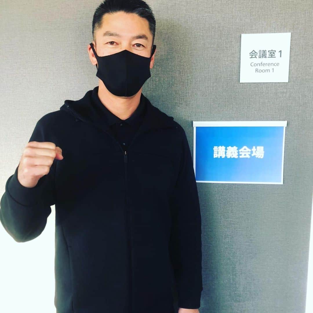吉田輝幸さんのインスタグラム写真 - (吉田輝幸Instagram)「おはようございます。  昨日はN高校のアスリートクラスの特別講座に登壇させていただきました。  世界を目指す高校生に刺激ある講義を！！！ 頑張りましたがどうでしたかね？？  トレーニングって、そんなに好きな人はいないかも そうですよね。 アスリートは競技がメインなのでトレーニングはあくまでも補助運動ですから  そこでお話ししたのは  ▼自分に必要なトレーニングを見極める  ゲーム感覚で 目指しているゴールに向けて、自分の体を進化させる 何が？どれくらい？足りないのか？ を明確にして自分自身を成長させていこう！！  というような内容でお話ししました。  皆さんも無駄なトレーニングやって無いですか？？  「最短で最大の効果」を出すには  自分に必要なトレーニングを理解する事 そこからスタートです！！  ━━━━━━━━━━━━━━━━━━━━━ 分析できていますか？ ━━━━━━━━━━━━━━━━━━━━━ 自分自身の生活環境やトレーニングの習熟度などによって トレーニングプログラムは変わります。  外部環境分析って重要なんですよね  例えば  未婚？既婚？ 子供いる？子供いない？ 子供の年齢？  もちろん職業も 営業？事務？管理職？技術職？  休みは？勤務時間は？  そのほかにも ジムに入会している？ 自宅にトレーニング器具ある？ スペースは？？？  自分でジムに週3回通えるのであれば良いですが。。。 なかなか厳しいという方は特に外部環境分析から入っていかないとです。  内部環境もアセスメントなどで分析しますが 自分自身ではどうにもならないこともありますよね  その環境の中でどのようにして、自分の目指す身体を作るのか？ そこを見ていかないと！！  PCPのアセスメントは外部環境分析で、目標にしている身体を作る成功パターンを見つけていきます。 そして自分自身を分析して、何を？どのように？やるべきか を仮説を立ててアプローチしていきます。 これ違うかな？とトレーナーが判断したら、別の仮説を立ててアプローチします。  いやーー 経営そのもですね。笑  PCPに来れる方は実際に、この流れを体験すると面白いですよ。  そして来れない方もオンラインもあります！！  そして書籍でもこのことに触れています。 是非、熟読してください。  【6つの力を養い、理想の働き方を叶えるトレーニング】  書籍ではトレーニングの動画も見れるようになっています。 年末年始で軽くトレーニングやりませんか？？？  QRコード動画付き! 道具無しで家で出来る34のトレーニングも収録。  ▼序章 ：身体を鍛えると仕事がうまくいく ▼第1章 ：分析力は整った「呼吸」で決まる ▼第2章 ：決断力は「心臓」の強さで決まる ▼第3章 ：挑戦力は「お尻」の大きさと柔らかさで決まる ▼第4章 ：行動力は「脛(すね)」の筋肉で決まる ▼第5章 ：自己肯定力は「背骨」のゆるさで決まる ▼第6章 ：免疫力は正しい「食事」で高まる  #ビジネスアスリート #6つの歯車 #ととのえトレーニング #パフォーマンスギア #最短で最大の効果を出すトレーニング #ギア職人 #ギア師匠 #pcp #mba #アスリート #パーソナルトレーニング #ストレングス&コンディショニング #ldh #ldhsports #幻冬舎 #ゲーテ」12月22日 9時16分 - yoshida_pcp