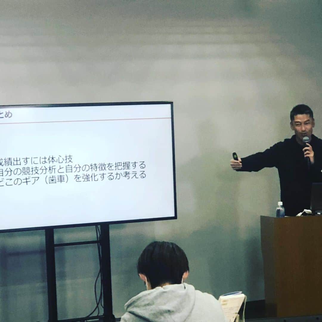 のインスタグラム：「おはようございます。  昨日はN高校のアスリートクラスの特別講座に登壇させていただきました。  世界を目指す高校生に刺激ある講義を！！！ 頑張りましたがどうでしたかね？？  トレーニングって、そんなに好きな人はいないかも そうですよね。 アスリートは競技がメインなのでトレーニングはあくまでも補助運動ですから  そこでお話ししたのは  ▼自分に必要なトレーニングを見極める  ゲーム感覚で 目指しているゴールに向けて、自分の体を進化させる 何が？どれくらい？足りないのか？ を明確にして自分自身を成長させていこう！！  というような内容でお話ししました。  皆さんも無駄なトレーニングやって無いですか？？  「最短で最大の効果」を出すには  自分に必要なトレーニングを理解する事 そこからスタートです！！  ━━━━━━━━━━━━━━━━━━━━━ 分析できていますか？ ━━━━━━━━━━━━━━━━━━━━━ 自分自身の生活環境やトレーニングの習熟度などによって トレーニングプログラムは変わります。  外部環境分析って重要なんですよね  例えば  未婚？既婚？ 子供いる？子供いない？ 子供の年齢？  もちろん職業も 営業？事務？管理職？技術職？  休みは？勤務時間は？  そのほかにも ジムに入会している？ 自宅にトレーニング器具ある？ スペースは？？？  自分でジムに週3回通えるのであれば良いですが。。。 なかなか厳しいという方は特に外部環境分析から入っていかないとです。  内部環境もアセスメントなどで分析しますが 自分自身ではどうにもならないこともありますよね  その環境の中でどのようにして、自分の目指す身体を作るのか？ そこを見ていかないと！！  PCPのアセスメントは外部環境分析で、目標にしている身体を作る成功パターンを見つけていきます。 そして自分自身を分析して、何を？どのように？やるべきか を仮説を立ててアプローチしていきます。 これ違うかな？とトレーナーが判断したら、別の仮説を立ててアプローチします。  いやーー 経営そのもですね。笑  PCPに来れる方は実際に、この流れを体験すると面白いですよ。  そして来れない方もオンラインもあります！！  そして書籍でもこのことに触れています。 是非、熟読してください。  【6つの力を養い、理想の働き方を叶えるトレーニング】  書籍ではトレーニングの動画も見れるようになっています。 年末年始で軽くトレーニングやりませんか？？？  QRコード動画付き! 道具無しで家で出来る34のトレーニングも収録。  ▼序章 ：身体を鍛えると仕事がうまくいく ▼第1章 ：分析力は整った「呼吸」で決まる ▼第2章 ：決断力は「心臓」の強さで決まる ▼第3章 ：挑戦力は「お尻」の大きさと柔らかさで決まる ▼第4章 ：行動力は「脛(すね)」の筋肉で決まる ▼第5章 ：自己肯定力は「背骨」のゆるさで決まる ▼第6章 ：免疫力は正しい「食事」で高まる  #ビジネスアスリート #6つの歯車 #ととのえトレーニング #パフォーマンスギア #最短で最大の効果を出すトレーニング #ギア職人 #ギア師匠 #pcp #mba #アスリート #パーソナルトレーニング #ストレングス&コンディショニング #ldh #ldhsports #幻冬舎 #ゲーテ」