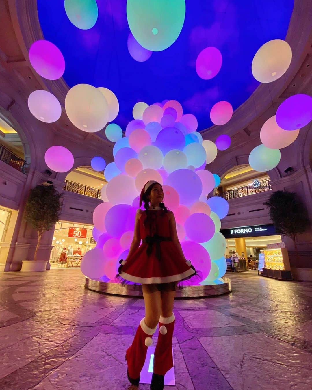 舘林佳史のインスタグラム：「チームラボのバルーンイルミネーション  ツリー オブ スフィア❣️ クリスマス🎄サンタ撮影🥰  ༚┈❁┈༚༝༝༚┈❁┈༚༝༝༚┈❁┈༚༝༝༚┈❁┈ ༚༝༝༚┈❁┈﻿  ﻿ 誰でも物語の主人公になれる﻿ ﻿ をキャッチコピーにドラマや映画﻿ 物語のワンシーンの様なDramaticStoryPhot﻿ と言う名前で活動作品作りをしています。﻿ ﻿ 大好評のドラマティックフォトのご依頼は﻿ このクオリティーで30000円〜(ほぼ諸経費)﻿ で受け賜わっています。 ﻿﻿ ﻿  モデル宣材撮影 コンポジ Book作り プロフィール撮影 ブライダルフォト記念撮影 衣装レンタル 成人式 着物 ドレスロケーションフォト スチール サロンモデル撮影 写真集等撮影のご依頼何でもお気軽にお問い合わせDM下さい✨📩 ﻿ ﻿ ༚┈❁┈༚༝༝༚┈❁┈༚༝༝༚┈❁┈༚༝༝༚┈❁┈ ༚༝༝༚┈❁┈ ﻿ ﻿#サンタ#サンタ撮影#クリスマス#クリスマスツリー#チームラボ #ファッションモデル#CanonEOSR6 ﻿#canonr6 #ポートレート #宣材 #model#photo#カメラマン#カメラマン#photographer#モデル募集#ポートレートモデル募集#スナップ撮影#ポートレートモデル#写真#カメラ﻿ #portrait #portrait_star #jj_allportraits #tv_soul #tv_people #phototag_peop﻿ le #rsa_portraits #portmood」