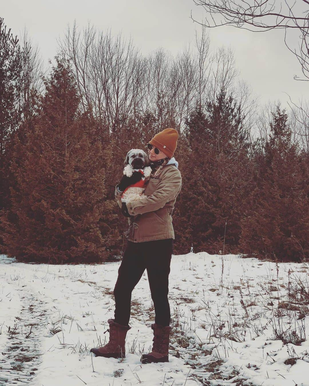 エミリー・ヴァンキャンプさんのインスタグラム写真 - (エミリー・ヴァンキャンプInstagram)「Putting down some roots back home and our sweet girl is loving it ❤️🇨🇦🥰」12月22日 9時14分 - emilyvancamp