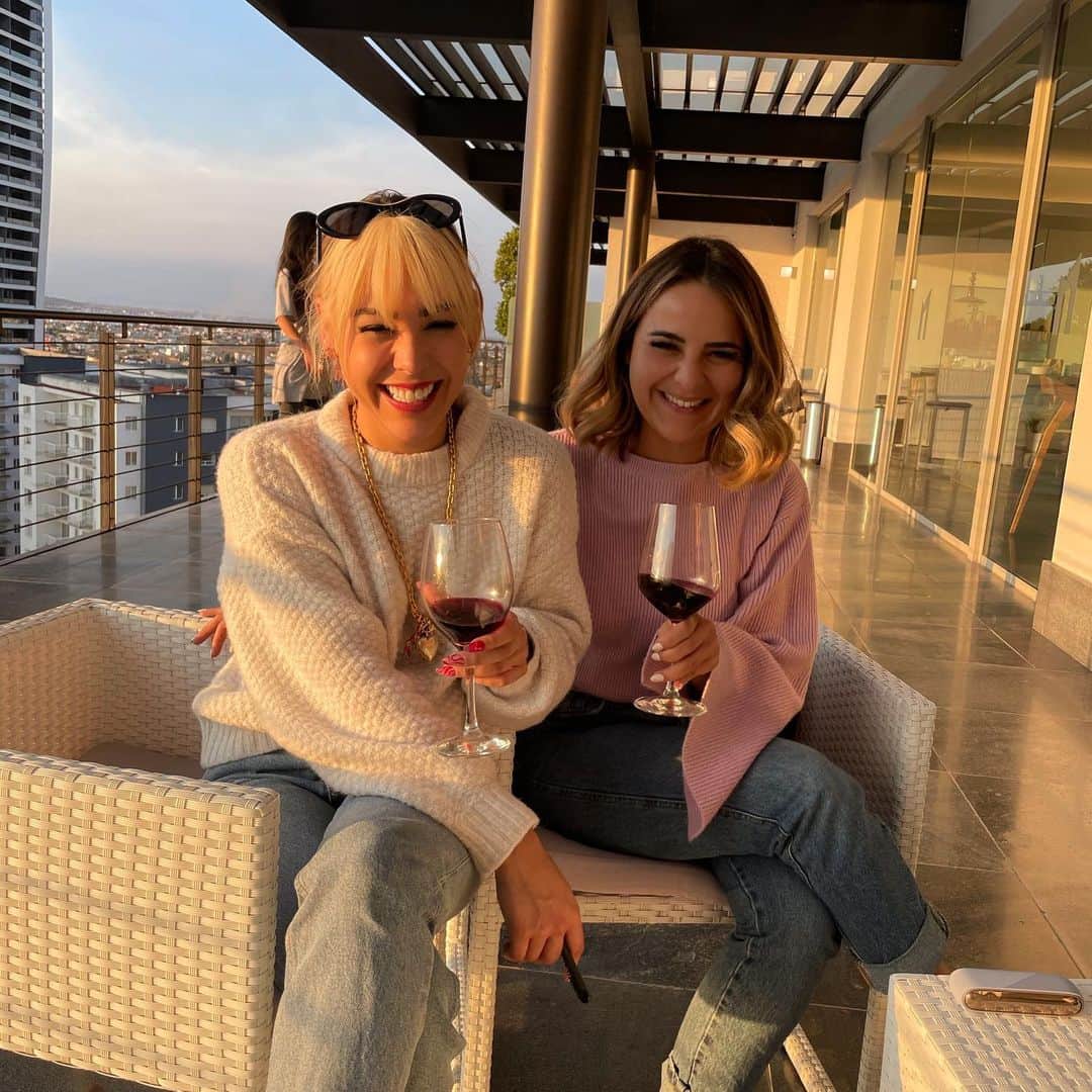 Danna Paolaさんのインスタグラム写真 - (Danna PaolaInstagram)「Hermanas, wine talks & sunset 🍷😂 #Family #holidays」12月22日 9時14分 - dannapaola