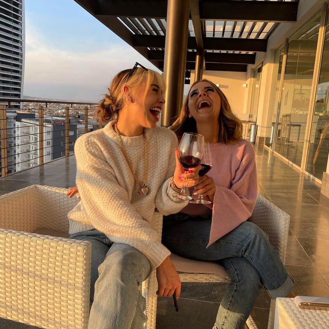 Danna Paolaのインスタグラム：「Hermanas, wine talks & sunset 🍷😂 #Family #holidays」