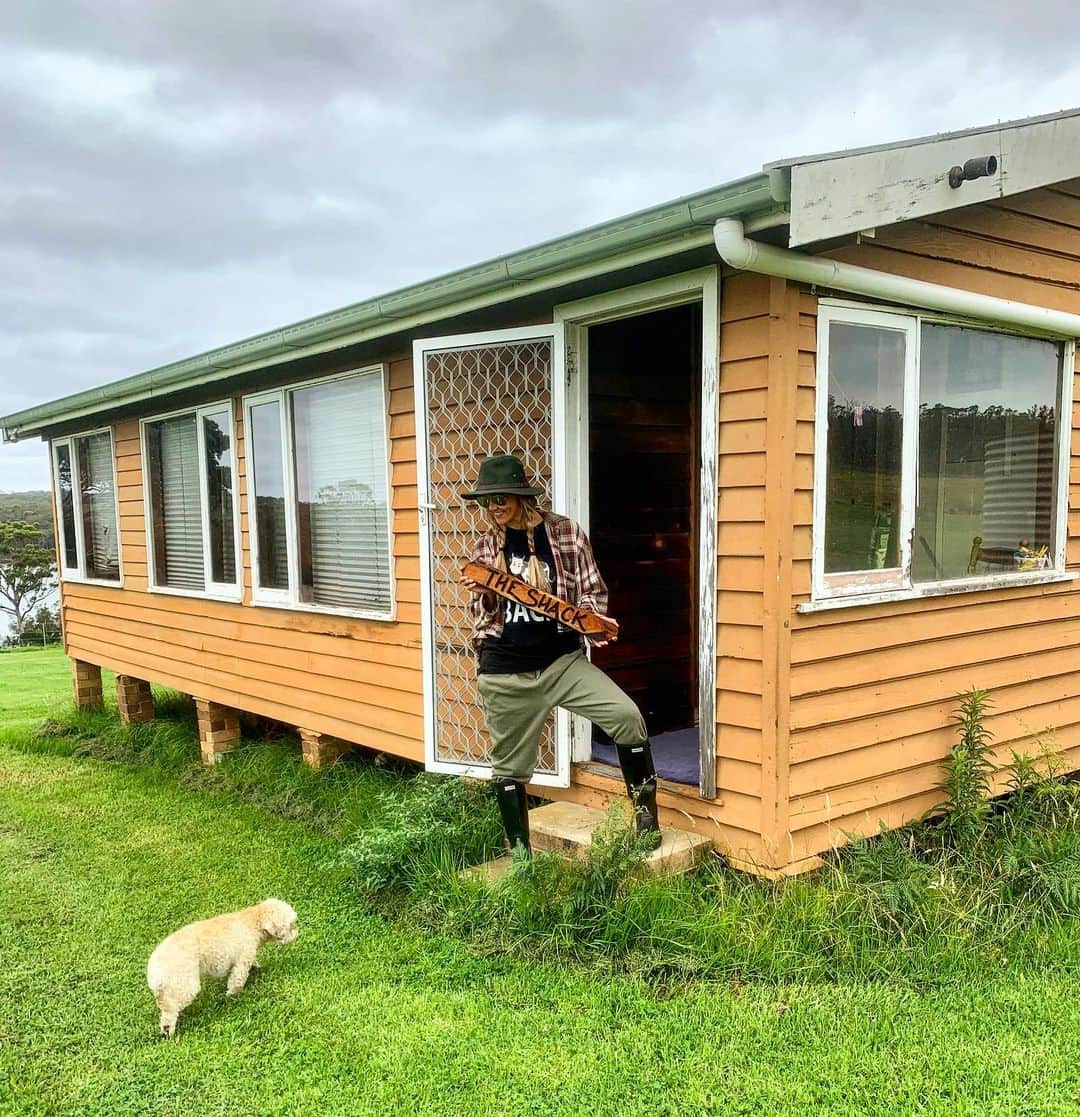 シャーニ・ヴィンソンのインスタグラム：「Before there was the #farmhouse there was #theshack 🏠  #countryliving #farm #farmlife」