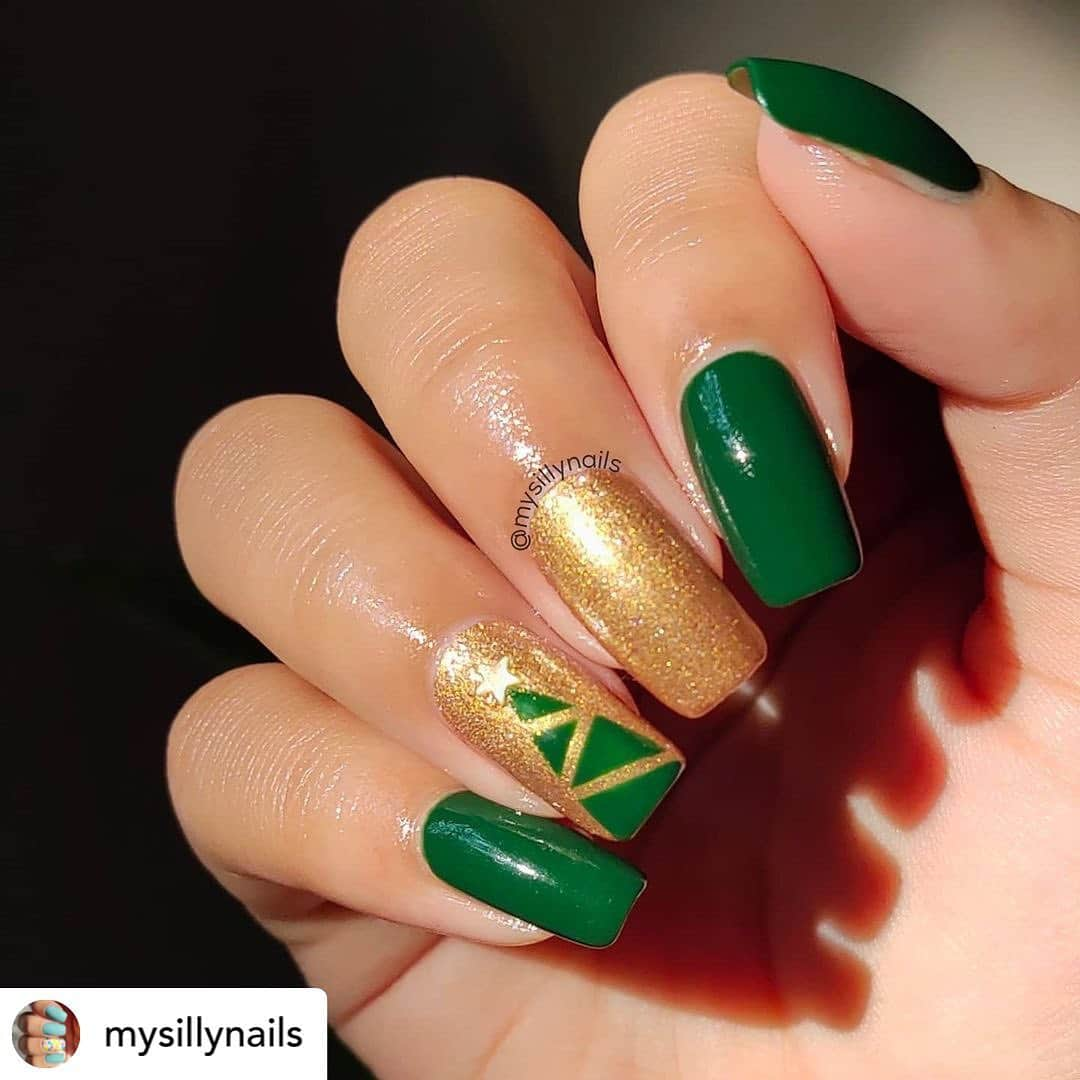 Nail Designsさんのインスタグラム写真 - (Nail DesignsInstagram)「Credit • @mysillynails 🎄🌟   • green @kascacosmetics emerald obsession • gold @lovecolorbar aura of gold • gold flakie @essence_cosmetics where is my crown? •   #nailart #christmasnails #holidaynails #christmas #nailitdaily #lovecolorbar #simplynailogical #holodays #nailspafeature #nailpolish #nailsofinstagram #polishpositivity #nailsmagazine」12月22日 9時18分 - nailartfeature