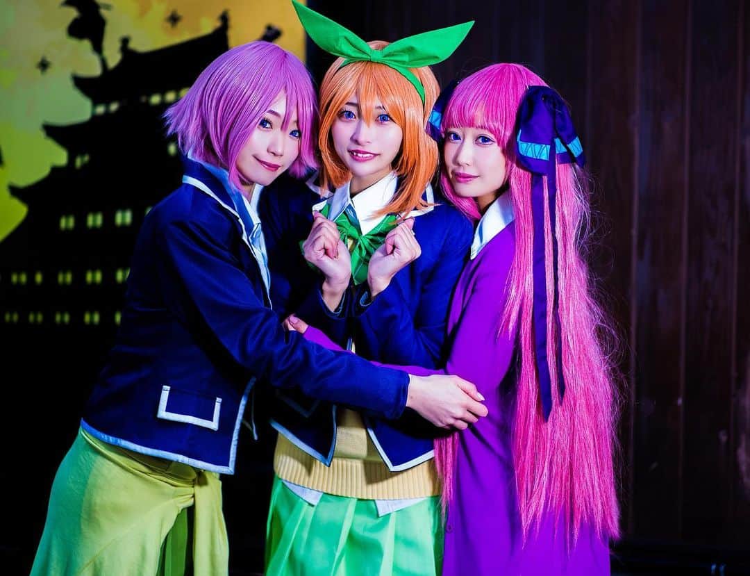 若月雅のインスタグラム：「【 #五等分の花嫁／#cosplay 】 . 一花でレイヤーデビューのめろちゃん、仲良しさんがコスしてみたいって言ってくれて嬉しかった✨✨ まいまいは中身まで安定の四葉でした🌱✨ まっさん子守ありがとう🤣 . ラストは雨の中、ヨーキー組🐶と来てくれた妹ちゃんのお写真で！ . 五つ子は近い内にスタジオ撮影予定組みまーす(о´∀`о) . #アコスタ　#道頓堀　#難波 #コスプレイベント　#💐 #リア友　#アニヲタ　#二次元　 #コスプレイヤーさんと繋がりたい」