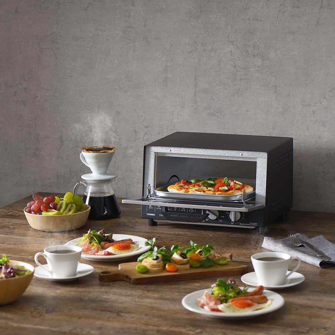 ソフトバンクセレクションのインスタグラム：「食パン4枚を同時に焼ける大容量のオーブントースター 「TWINBIRD  オーブントースター TS-4185B」 - 食パン4枚を同時にトーストできる余裕の広さ。Mサイズ(直径約25㎝)のピザもラクラクです。上部に1本、下部に2本配置されたヒーターで、こんがりおいしく焼き上げます。また、80～250℃の温度調整機能がついているので、グラタンやローストチキンなどのオーブン料理にも最適。焦がさずじっくり焼き上げます。週末のお菓子づくりにもどうぞ。  ＜機能・特徴＞ 1. 直感的に操作できるダイヤル式15分タイマー付 2. 焼き網がかんたんに取り外せるので手入れがラク 3. 切りもちも焼きやすいクロスタイプの焼き網 4.食パン4枚、直径約25㎝のピザも焼ける大容量 - #twinbird #ツインバード #ツインバードトースター #ツインバード工業 #オーブントースター #新潟 #燕市 #家電 #朝はパン #おうちでピザ #おうちごはん #おうち時間 #朝ごはん #ランチピザ」