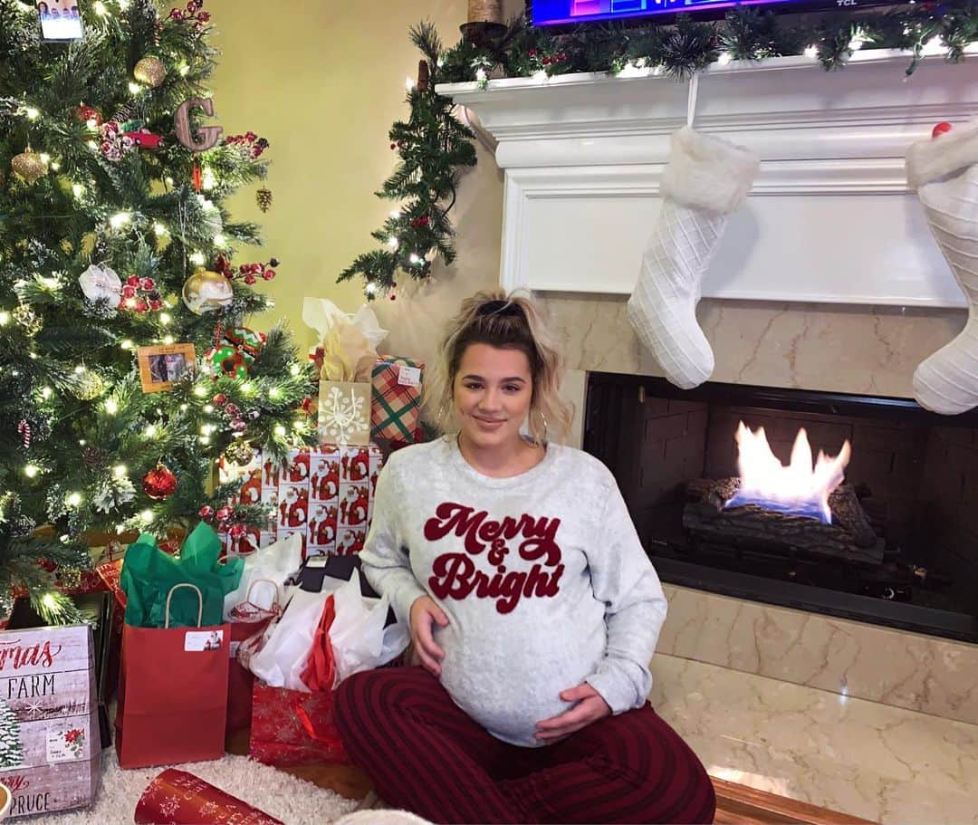 ギャビー・バレットのインスタグラム：「Grown out hair roots & wrapping paper 💁🏼‍♀️ I can’t believe Christmas is Friday!!!!! ❤️」