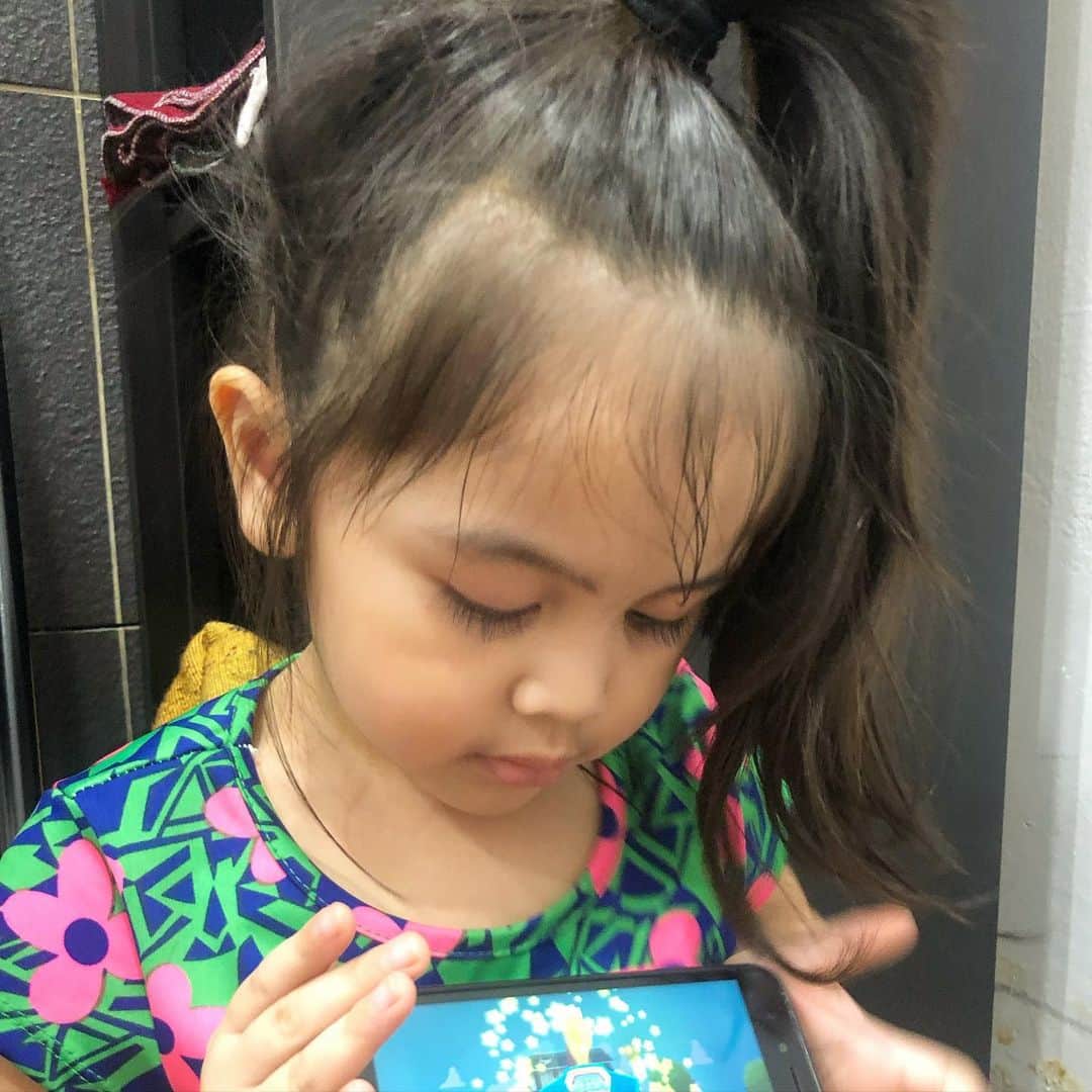 ラウディアシンシアベラのインスタグラム：「#masyaallahtabarakallah 🤍 Sayang nya cancebeyaaaa nih🌸🌸🌸🌸 ala ala leia kalau lagi video call. Pasti dia bilang..  hello cancebeyyaaaaa aaylaaaffyyyuuuu cancebeyyaa..   Aduduhhh bikin meleleh..  jadi anak solehah ya sayang. Semoga tahun depan leia bisa liburan kesini yaaaa😘😘😘 @tyasluishaleia」