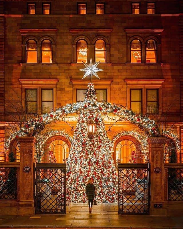 Lonely Planetのインスタグラム：「Find your holiday cheer.⠀⠀⠀⠀⠀⠀⠀⠀⠀ 📷via @212sid⠀⠀⠀⠀⠀⠀⠀⠀⠀ 📍New York⠀⠀⠀⠀⠀⠀⠀⠀⠀ #Lonelyplanet #NYC #newYork #Holidaylights」