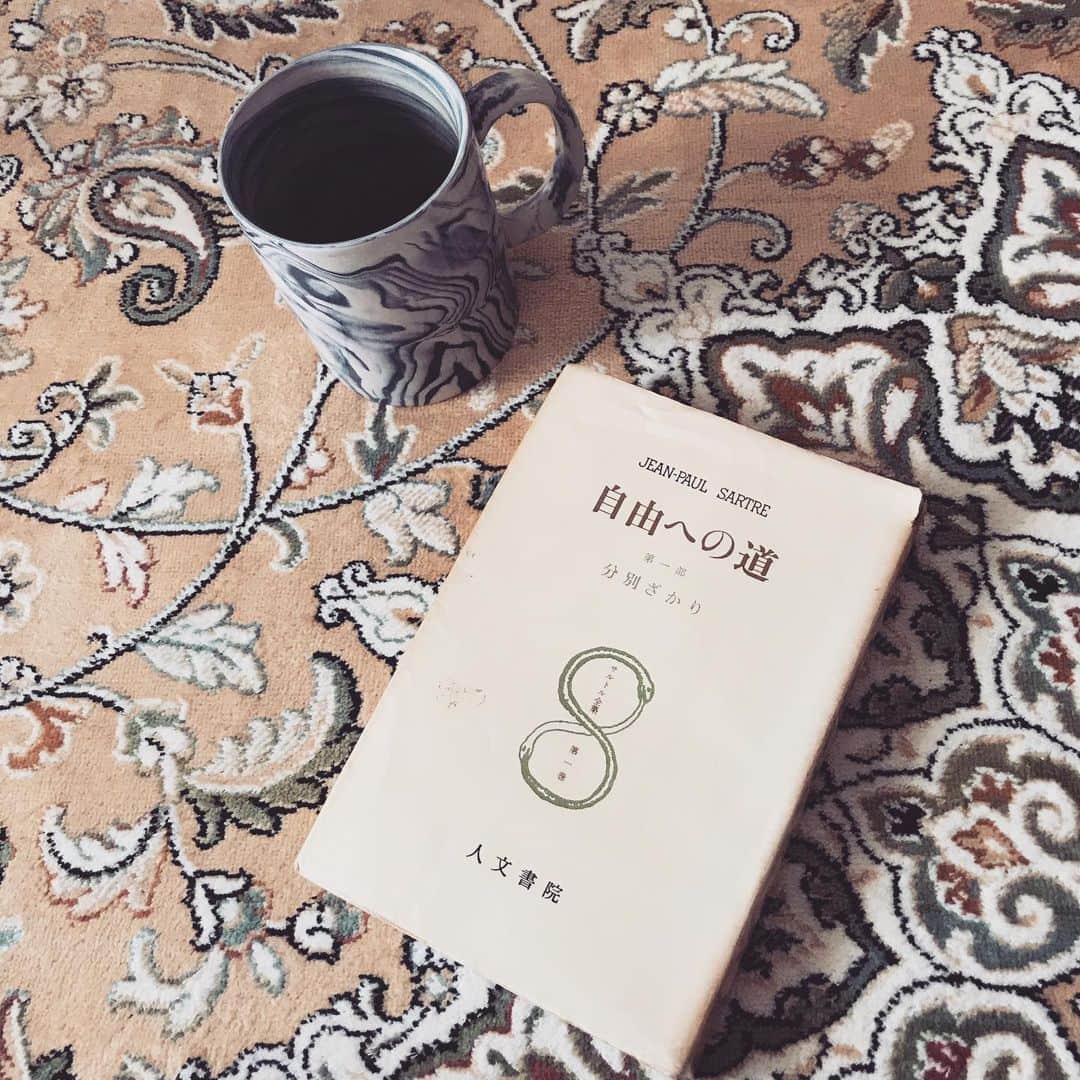 のインスタグラム：「ふっと一息。『墓場なき死者』絶賛お稽古中です。#サルトル #駅前劇場」