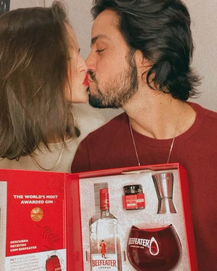 のインスタグラム：「Eu, @simasrodrigo , @asbaias , @pretagil , @dilsinho e @rafaelzulu fizemos um grande amigo oculto e vamos nos presentear com bons drinks para celebrar o fim de ano.​ ​Quem for receber o nosso presente de final de ano deu muita sorte porque vai um box especial, solução completa de drink! Sabia que dá para fazer um Beefeater&Tonic super refrescante com geléia? O nosso amigo oculto vai aprender a fazer tudinho! @beefeaterbrasil sem defeitos! #Bebacommoderação [Não compartilhe com menores de 18 anos] #publi #beefeatergin」