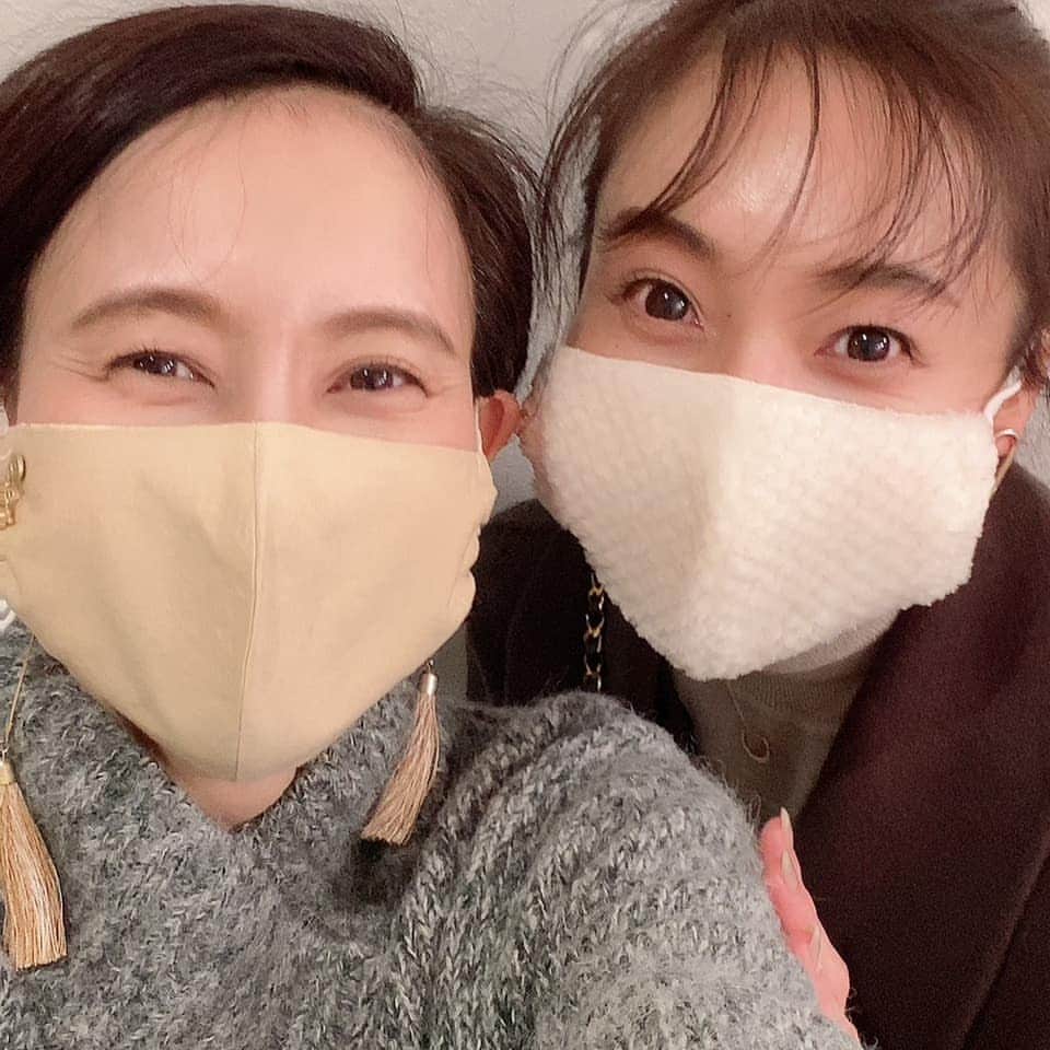 華耀きらりのインスタグラム：「桜さん🌸🌸 宝塚時代とても、とても、とーっても！お世話になった方です。 ショートカットすごくお似合いでした！ . 久しぶりにお会い出来、嬉しかったぁぁ😀😀😀 . 写真撮るだけでなぜか爆笑。 この感覚懐かしい(笑)。 . またゆっくりお会いしたいです。  #桜一花 さん#懐かしい話に花が咲く #花組」