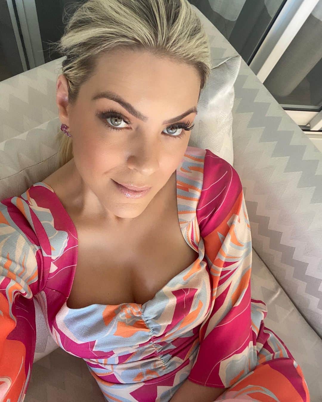 レナータ・ファンのインスタグラム：「Boa noite! Encontro vcs nesta Terça no @jogoaberto, às 11h! ❤️」
