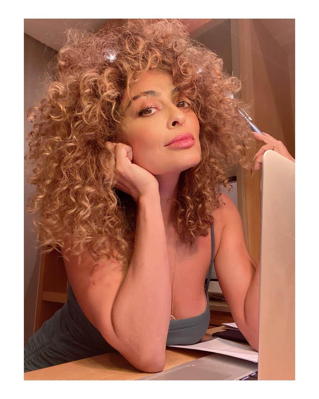 ジュリアナ・パエスのインスタグラム：「Compras de Natal 🎄 🤪」