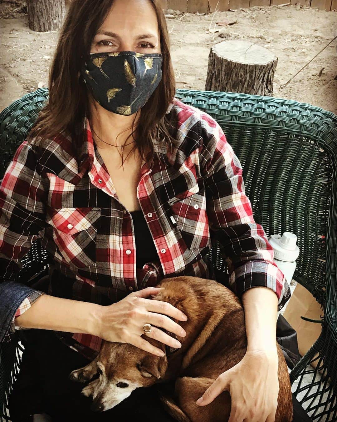 レスリー・フェラのインスタグラム：「Snuggled yesterday with my dear friend’s ol’ doggie, Reuben. I adore this dog!  @jenifer.juniper love you, my friend!! #doggiesnuggles #dogsofinstagram」