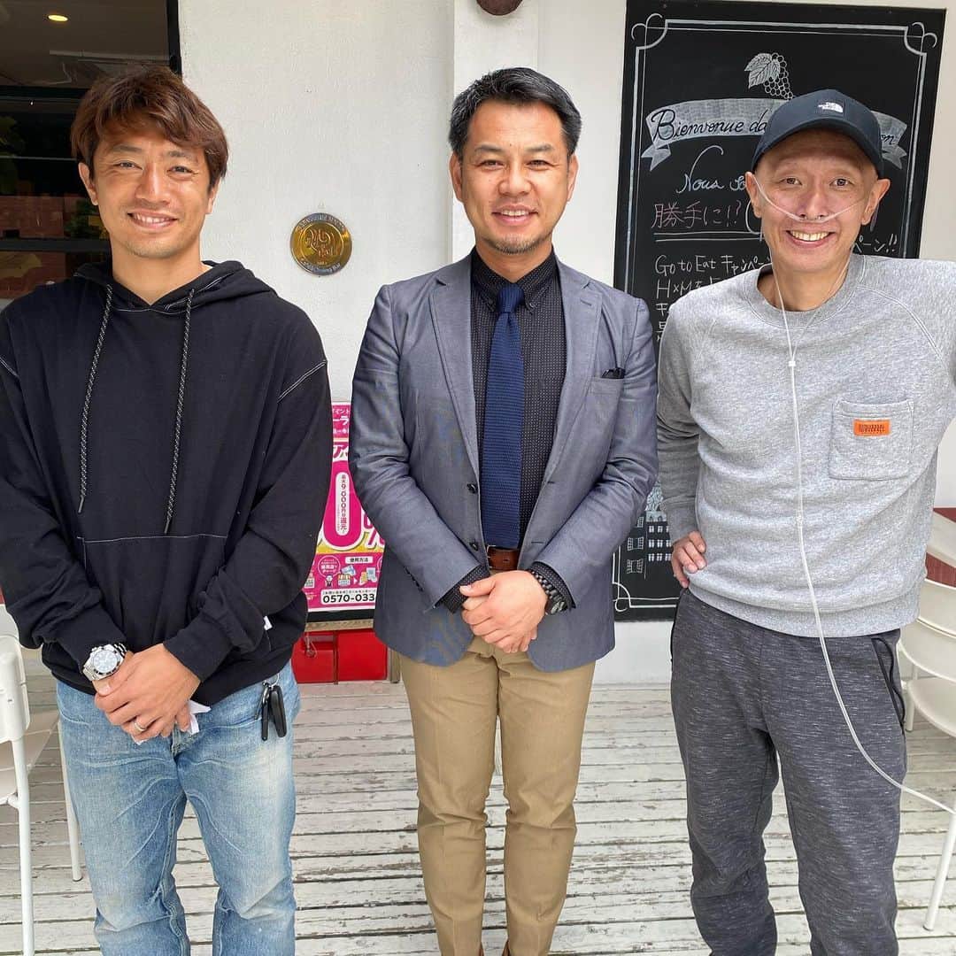 梅崎司のインスタグラム：「久光さんが他界しました。 去年からのお付き合いで本当に沢山の勇気を頂きました。亡くなる3週間前に無理言ってお会いできればと伝えたら喜んで会ってくれました。その時もかなり痩せ細って喋るのも辛そうでしたが、強い意志で僕に多くのことを伝えてくれました。常に『人のため、ファンサポーターのため』自分の命はその為にあると教えてくださいました。僕が今年苦しんでいる時も連絡をくれて励ましたくれました、サプリやマスクも届けてくれました。 僕にサッカー選手として見せる意志をもう一度火をつけてくれた一人です。  そして、その日に僕は大分戦でゴールを決めると約束をしました。 今度は僕が久光さんに勇気を与えれたらと思い頑張りましたが結果はメンバー外。 最終節もメンバー入り出来ませんでした。 届けれませんでした。  来季、必ず天国にいる久光さんにゴールを活躍を届けます。 待っていて下さい。」
