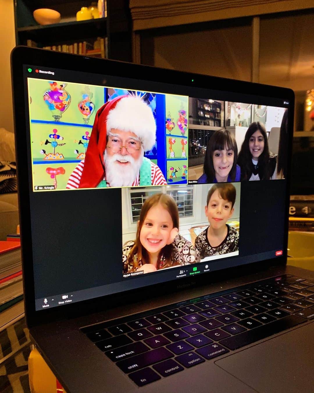 Ilana Wilesさんのインスタグラム写真 - (Ilana WilesInstagram)「Swipe left to see who Mazzy and Harlow are on a Zoom call with. It’s Santa! The next best thing to waiting in line for five hours to take a terrible photo with him in a mall. Santa actually kept them on the phone for a full 50 minutes as part of one of the many virtual sitting programs that @sittercity has come up with to help parents during the pandemic. Jack and Neve were on the call too and my sister told me that she was happy to have them fully occupied while she wrapped all their presents. 2020 has been a crazy year for parents and child care providers and through it all, I’ve been amazed with how @sittercity has pivoted their business to address current child care needs— like tutoring, school pods, after school homework help,  virtual sitting, in-person sitting and Santa! Now that we’re all shutting down for winter break, it’s a good time to prepare for what your child care needs might be when we return. Go to the link in my bio to read about all the different virtual and in-person options that @sittercity offers!」12月22日 9時48分 - mommyshorts