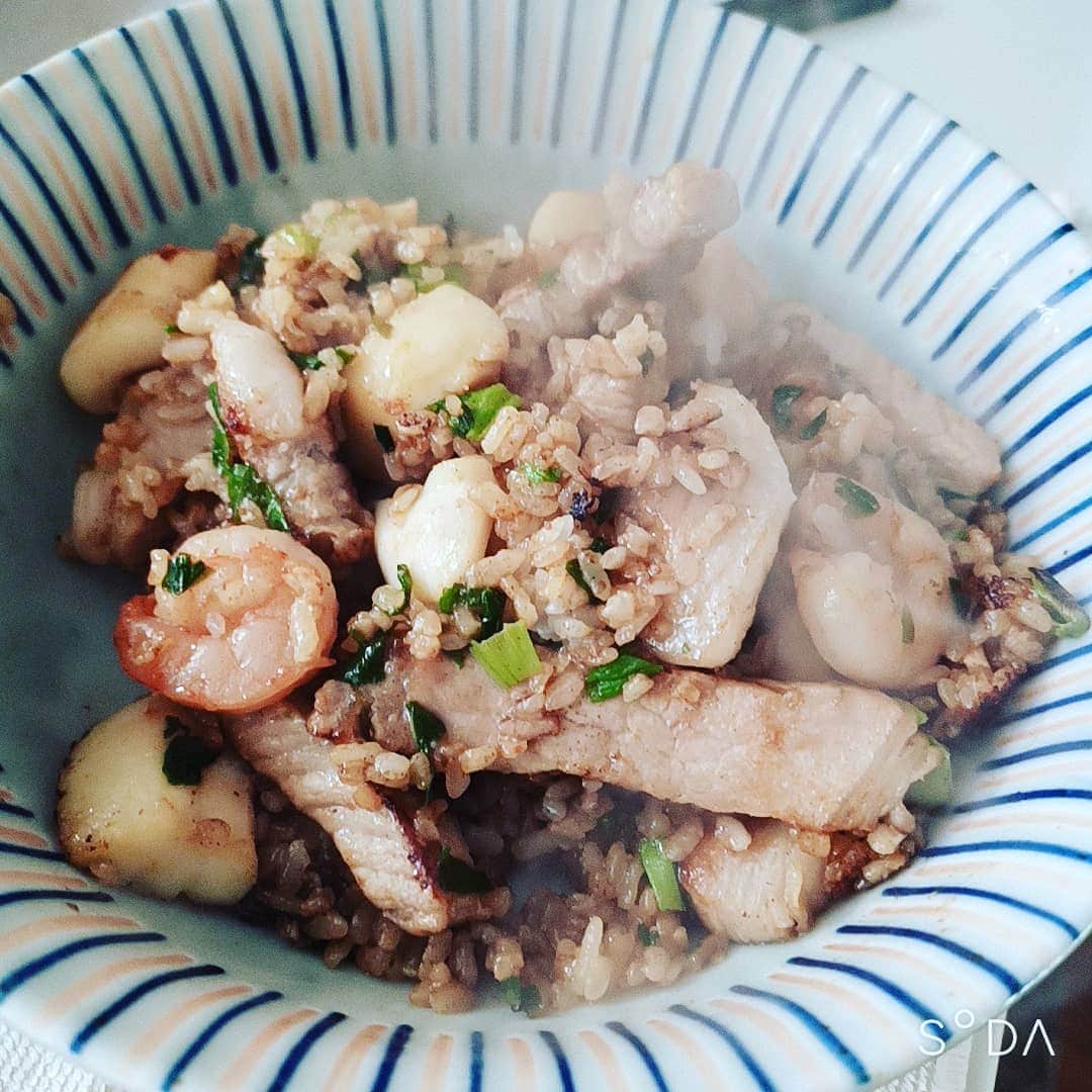 松本隆博のインスタグラム：「。 パエリア喰いたくなり見様見真似で作ってみたけれど結局、最終形はチャーハンになってしまった(~0~) …けど超美味いから許す(˙◁˙)  今日もハレルヤの1日楽しもう～ ＼(☆o☆)／  ～人生遊歩道～」