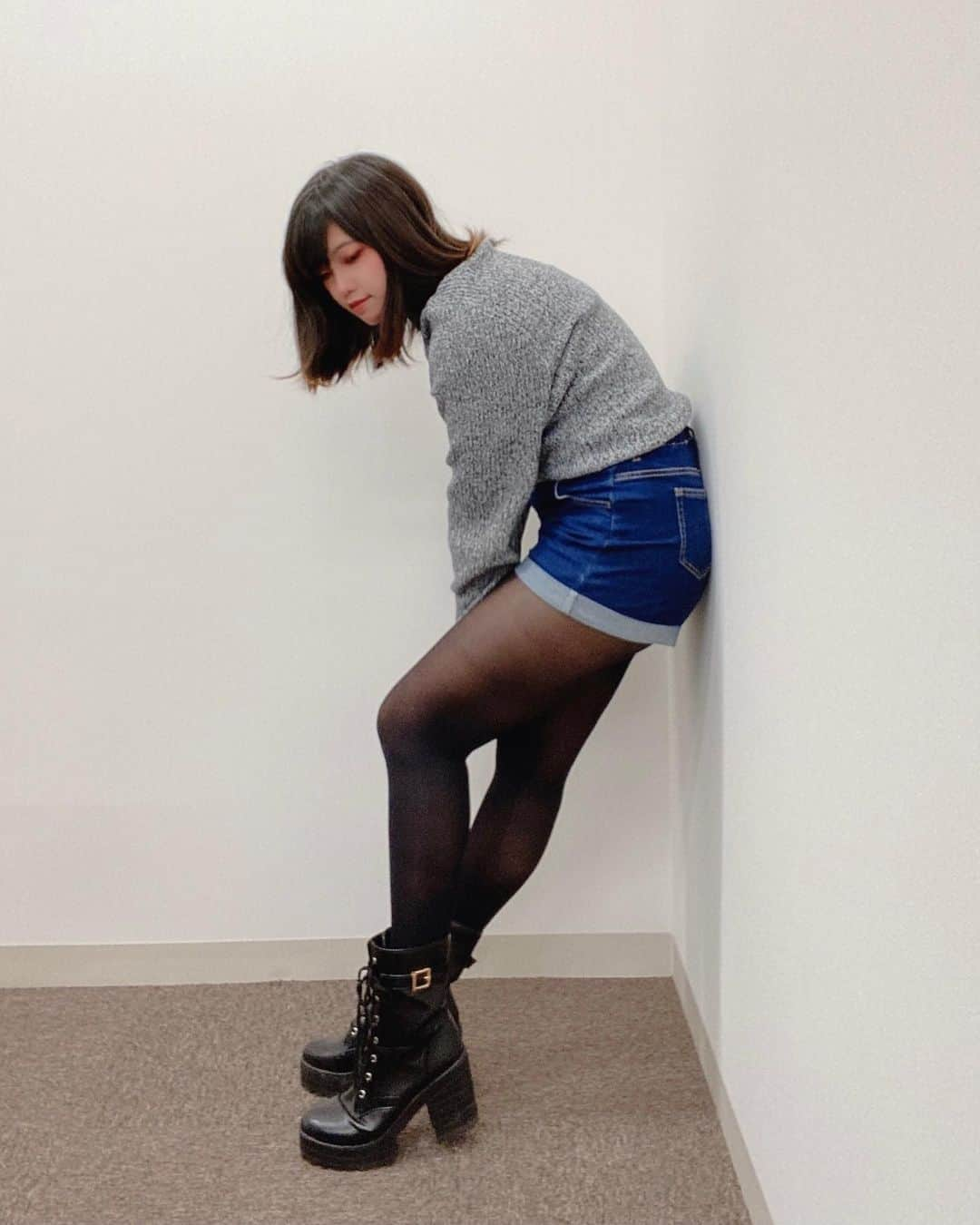 SIRIUSのインスタグラム：「巨大座敷童子👶👶👶 . . #ootd #ootdfashion #dailylook #look #outfit #outfitoftheday #fashion #japanesefashion #girl #cute #kawaii #makeup #asiangirls #legs #legday #sweater #fitness #fitnessmotivation #instagood #instagram #instalike #instadaily  #今日のコーデ #ブーツ #ファッション #スタイル #美脚 #メイク #穿搭 #美妝」