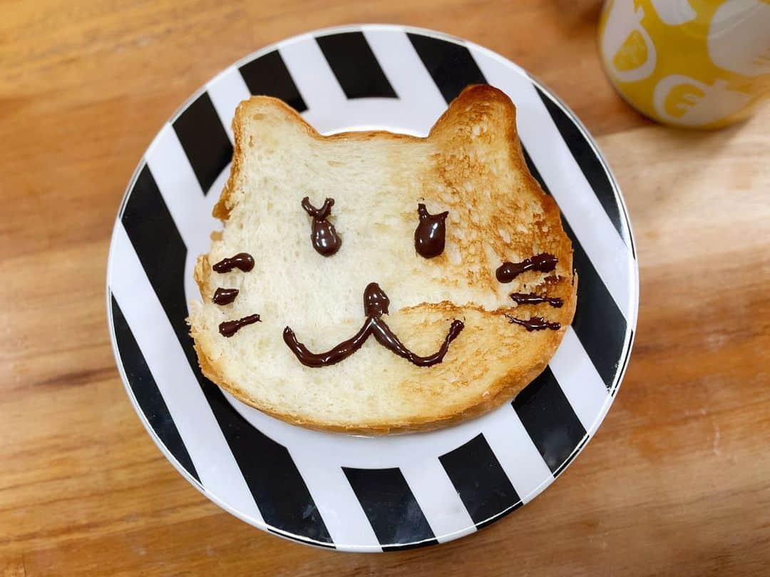 三倉佳奈さんのインスタグラム写真 - (三倉佳奈Instagram)「ねこの食パン🍞  チョコペンで顔描きました。 朝から癒されたー♡  今日もいい日になりますように☺︎  #ねこねこ食パン」12月22日 9時54分 - kana_mikura0223