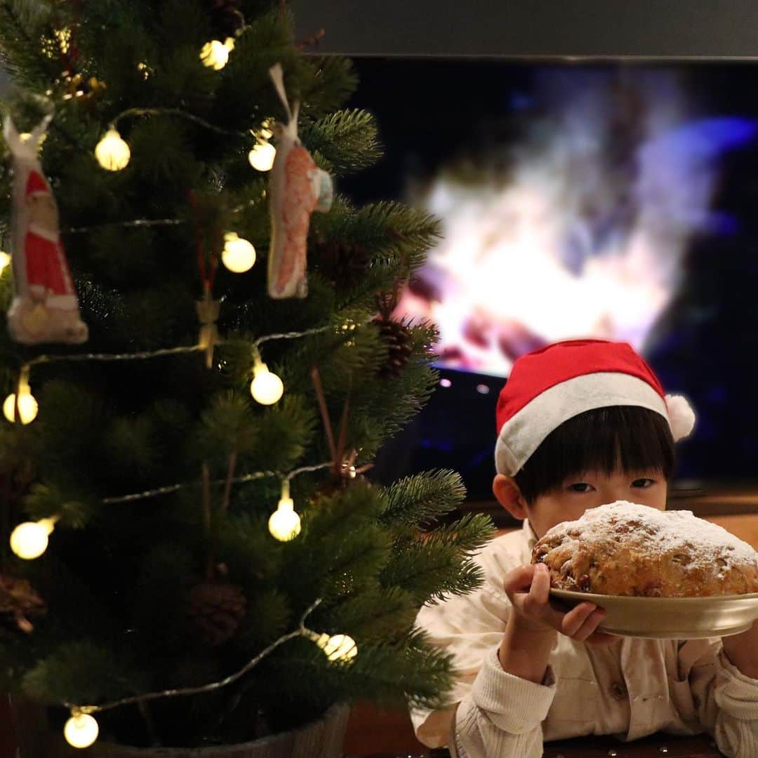 宇佐美彩さんのインスタグラム写真 - (宇佐美彩Instagram)「クリスマスに向けて、親子でシュトーレン作りに挑戦しました✦ ✦ 今回はキッチンではなくリビングでのんびりとお菓子作り◌꙳ Fire TV Stick 4Kを使ってレシピをテレビの画面で見たらとーっても見やすい💡 家族やお友達たちと大人数でわいわい作ったりするのにいいね🙆🏻‍♀️ . 焼き上がったら、レシピの画面からYouTubeでエンドレス焚き火の動画にチェンジして🔥 EchoでAlexaにクリスマスソングを流してもらい、サンタ帽もかぶってクリスマスムード満点でいただきます🤤🎄♡ . . . #クリスマス #お菓子作り #シュトーレン #こどものいる暮らし #こどもと暮らす  #Amazonデバイスサポーター #FireTVStick4K」12月22日 9時58分 - o0oayankeyo0o